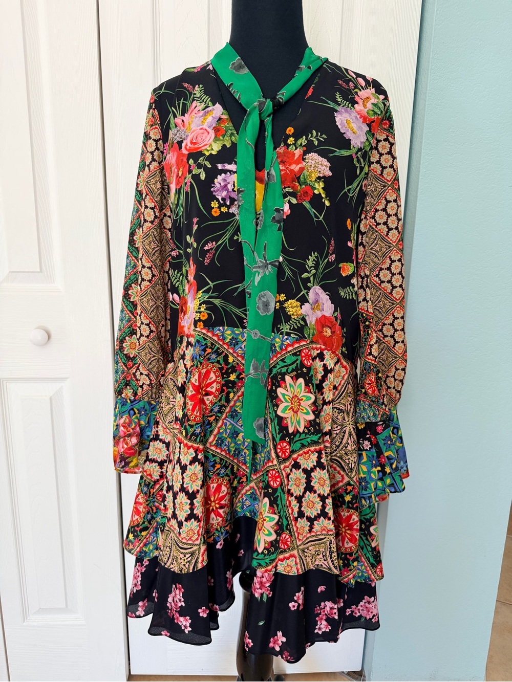 Alice + Olivia 100% Silk Black Floral Tie-Neck Dress with Green Accents Size L